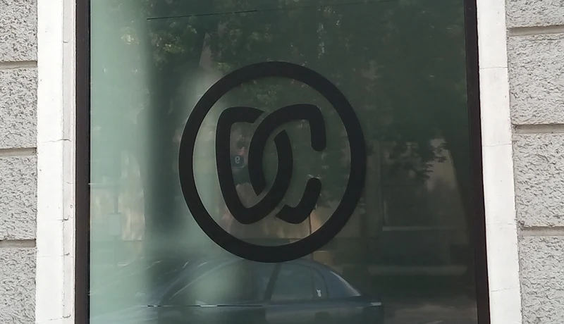 OKLEJANIE SZYB I WITRYN FOLIĄ MROŻONĄ